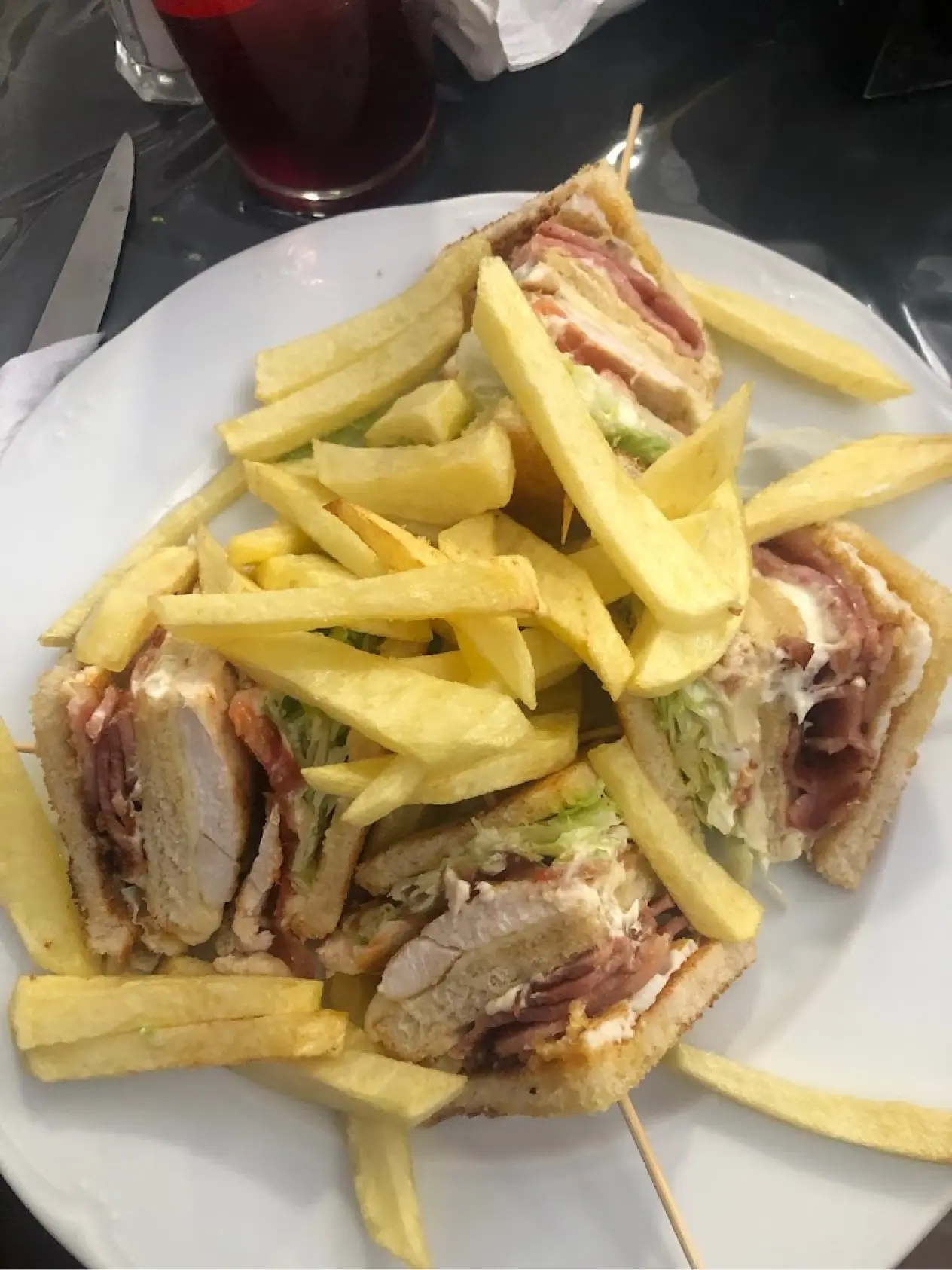 Sánwich club con patatas fritas